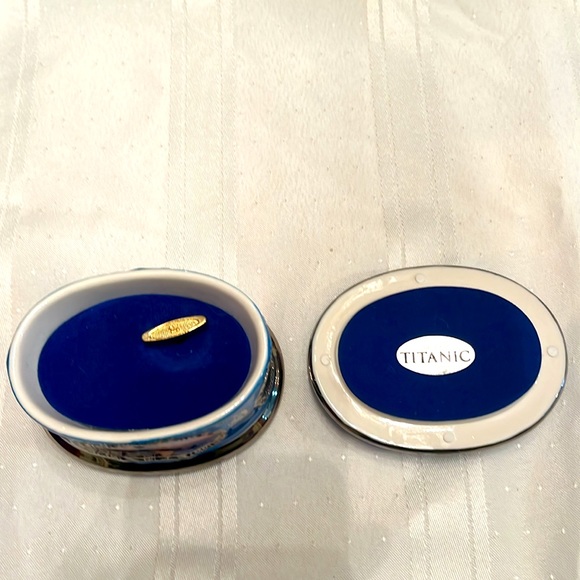 Titanic Heirloom 1990 Porcelain Music Box - Picture 6 of 10